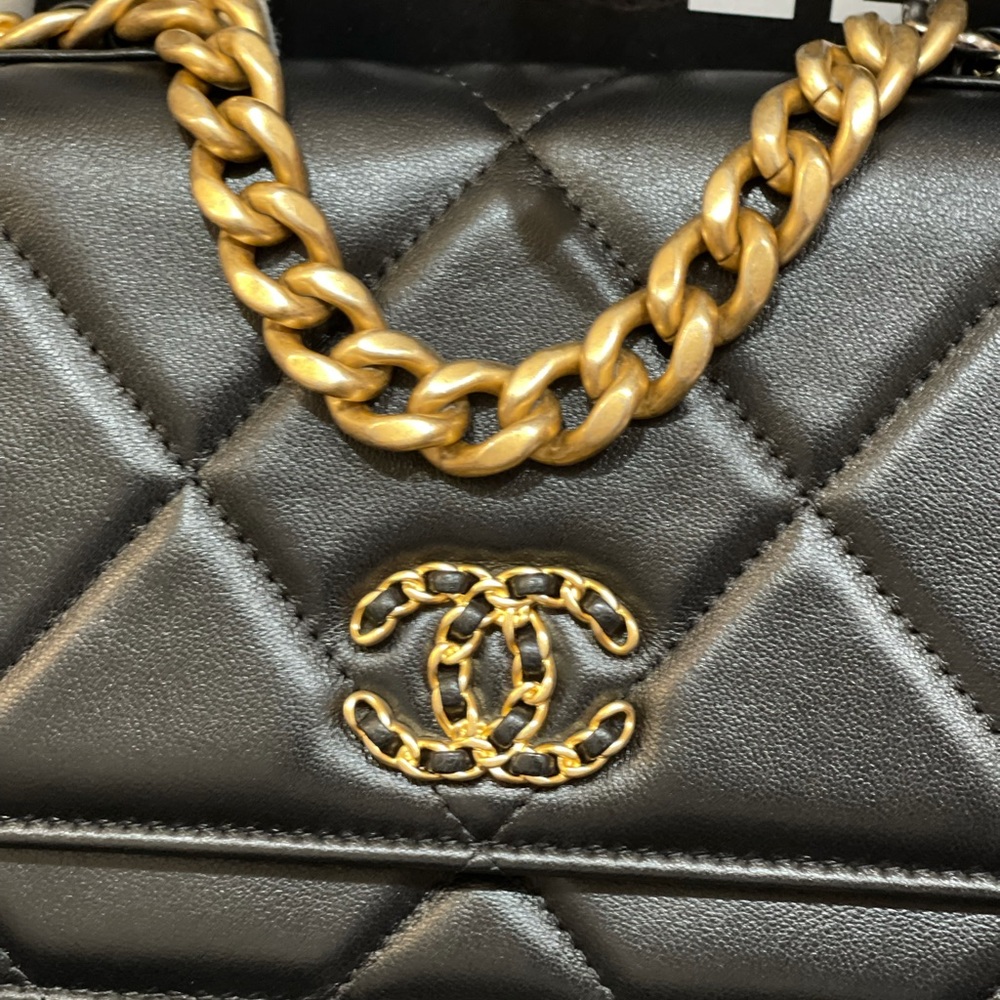Chanel 19 wallet on chain - Picture 2 of 11